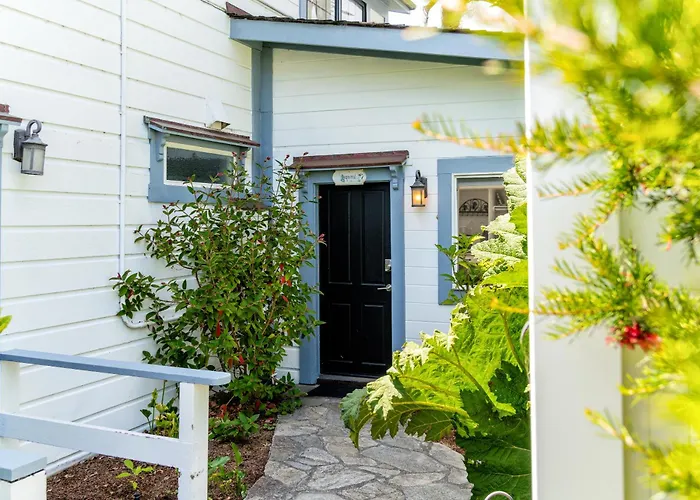 Pet Friendly hotel: Agate Cove Inn